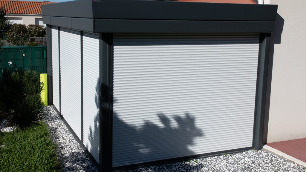 Außenliegende Rollläden aus Aluminium an einer modernen Terrassen- und Fensteranlage zur effektiven Beschattung und zum Sichtschutz.